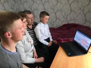 Дети смотрят фильм о войне…